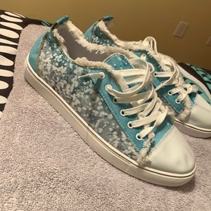 Women’s low cut tennis shoes- please read size description !!!